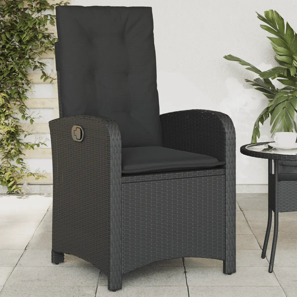 Fauteuil inclinable noir en rotin synthétique avec dossier ajusté.