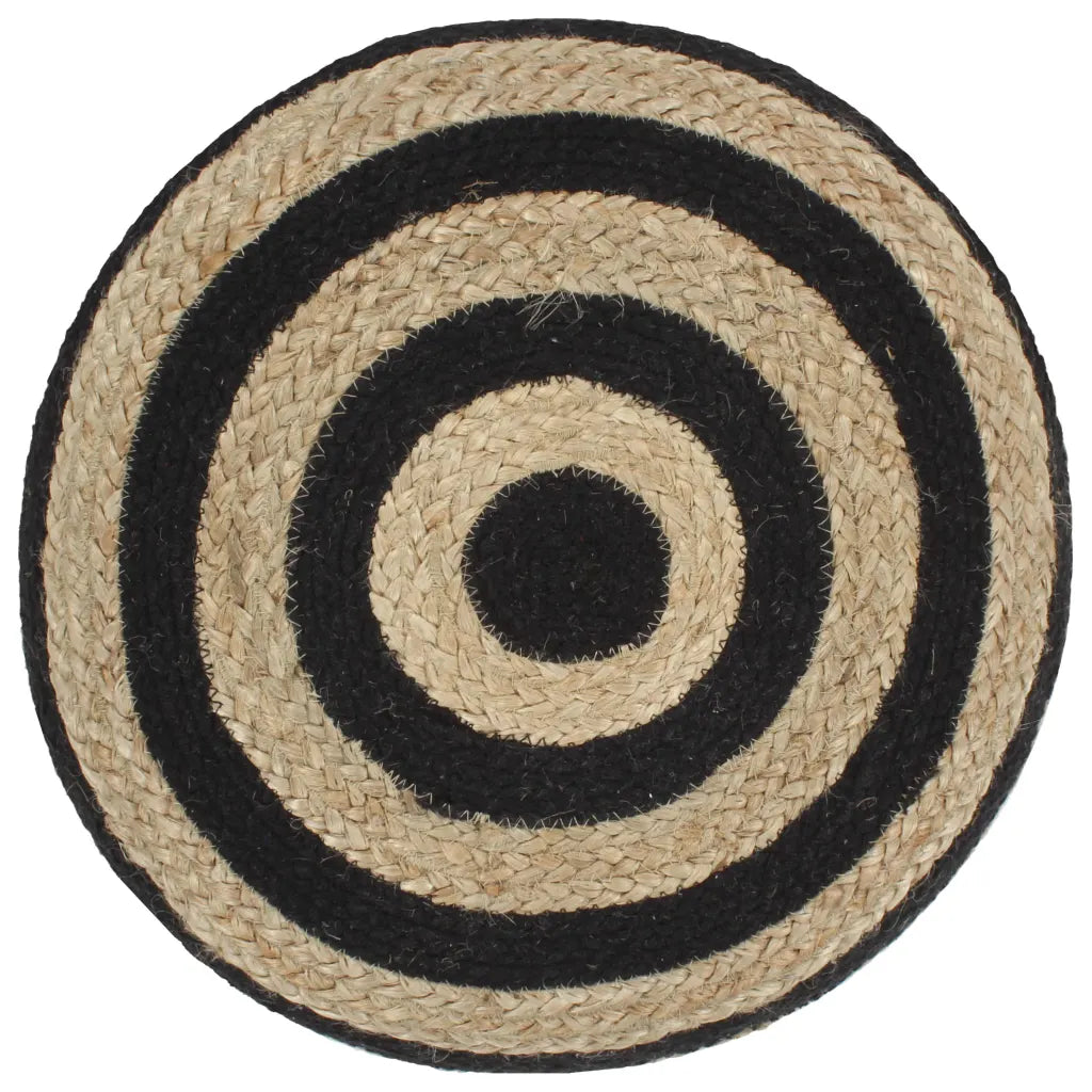 Un Pouffe Repose Pieds artisanal en toile de jute et aux rayures noires.
