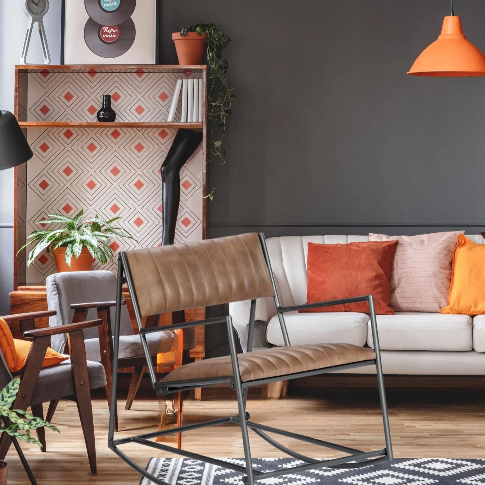 Une Chaise Basculante dans un salon vintage.