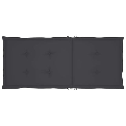 Un Fauteuil à Bascule en Bambou, livré avec son coussin noir confortable.
