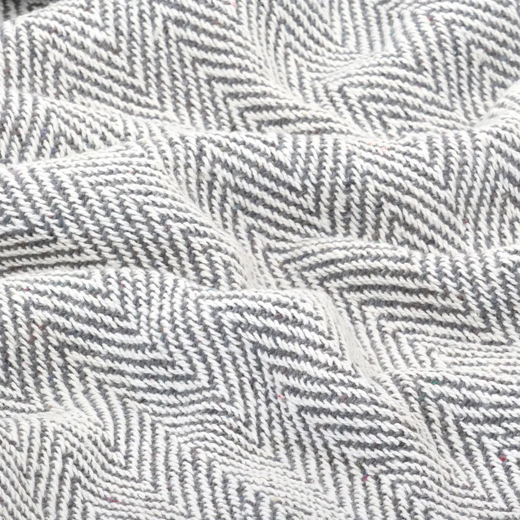 une Couverture à Chevron, très douce et chaude, disponible en gris ou en bleu marine.