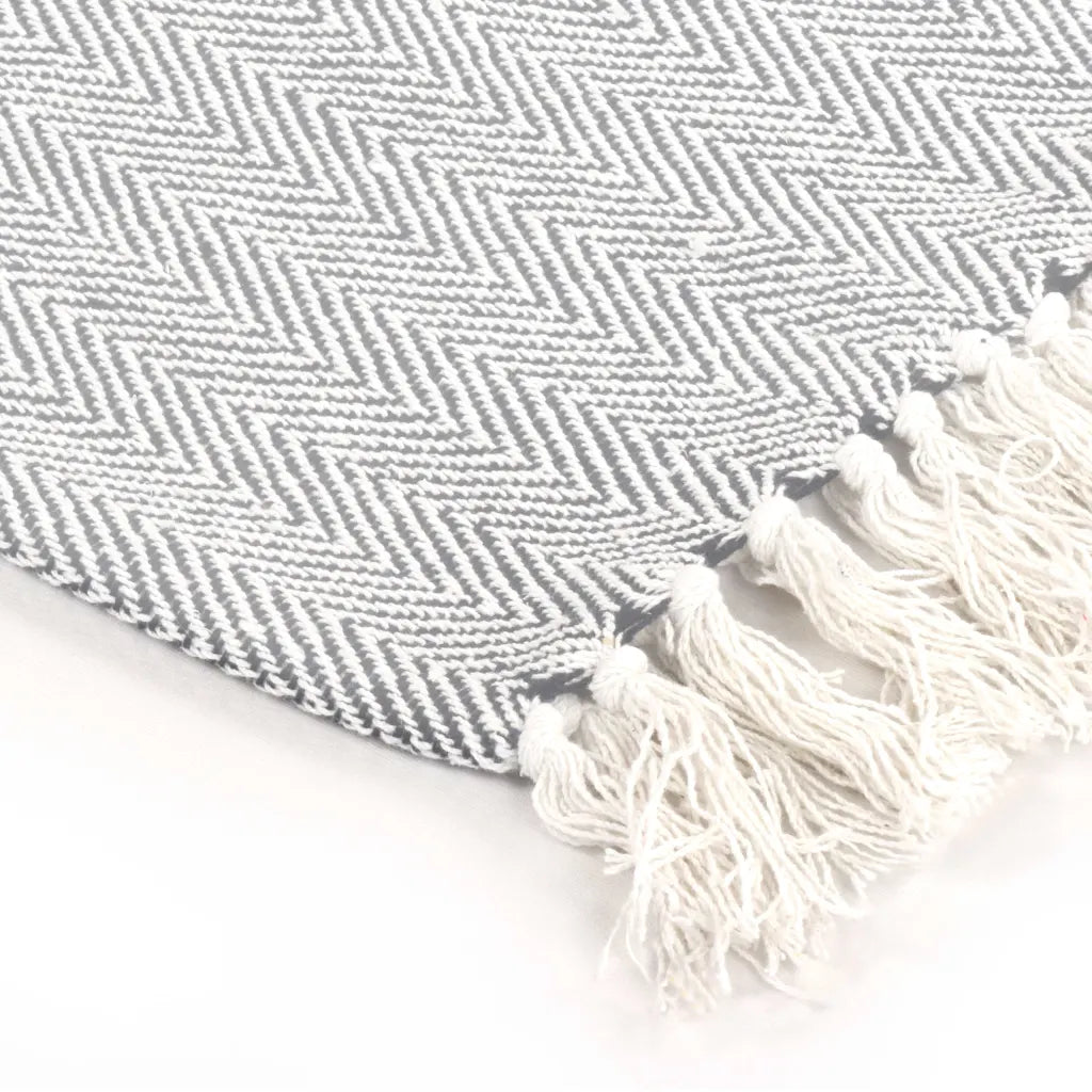 une Couverture à Chevron, très douce et chaude, disponible en gris ou en bleu marine.