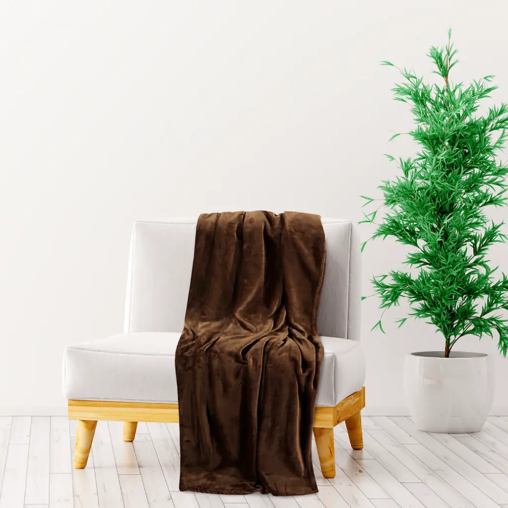 une Couverture Marron ultra douce disponible en plusieurs coloris, parfaite pour accompagner votre moment de détente dans un Rocking Chair.