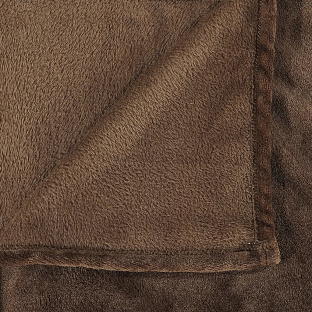 une Couverture Marron ultra douce disponible en plusieurs coloris, parfaite pour accompagner votre moment de détente dans un Rocking Chair.