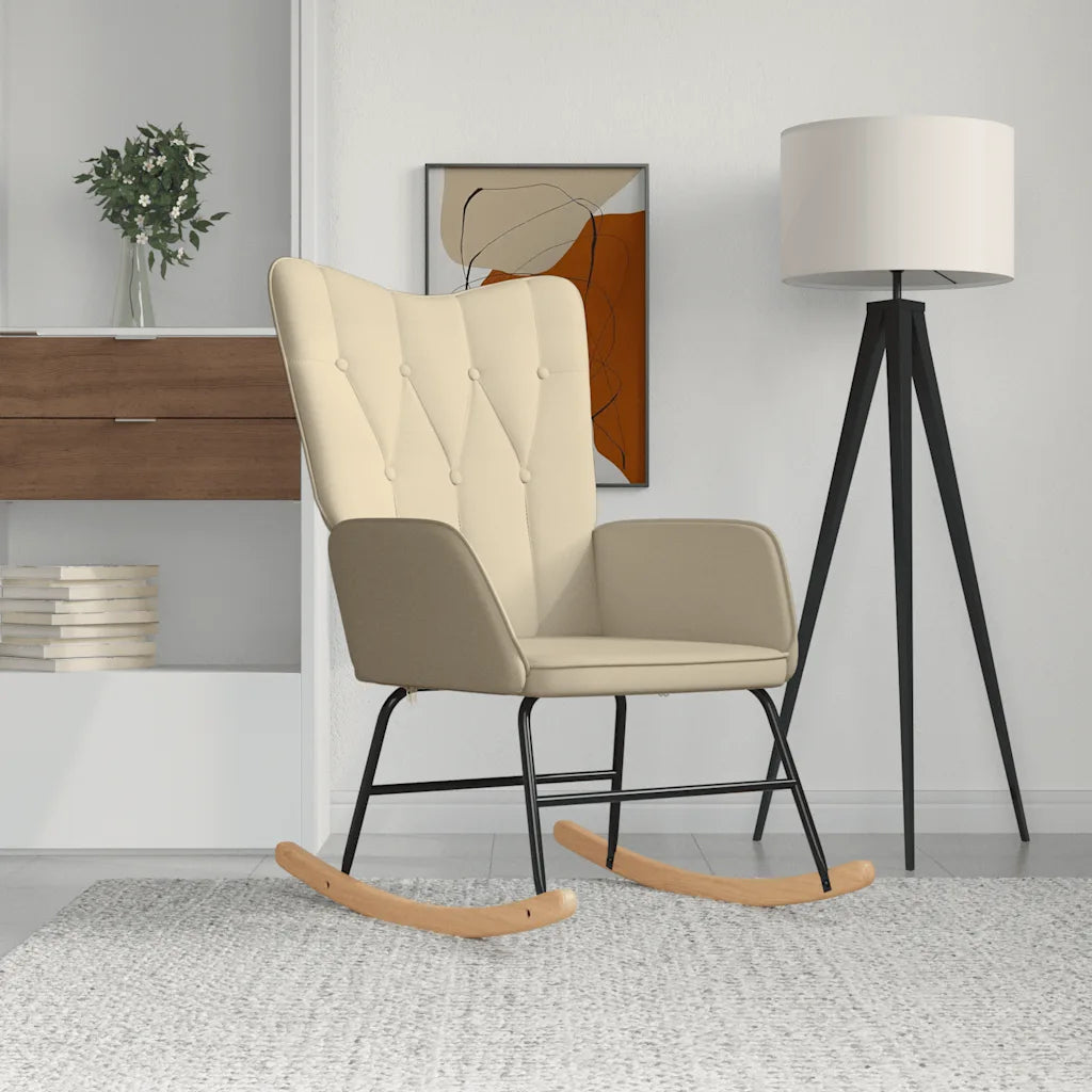 Un Fauteuil à Bascule au style Scandinave de couleur crème et avec un revêtement en tissu doux.