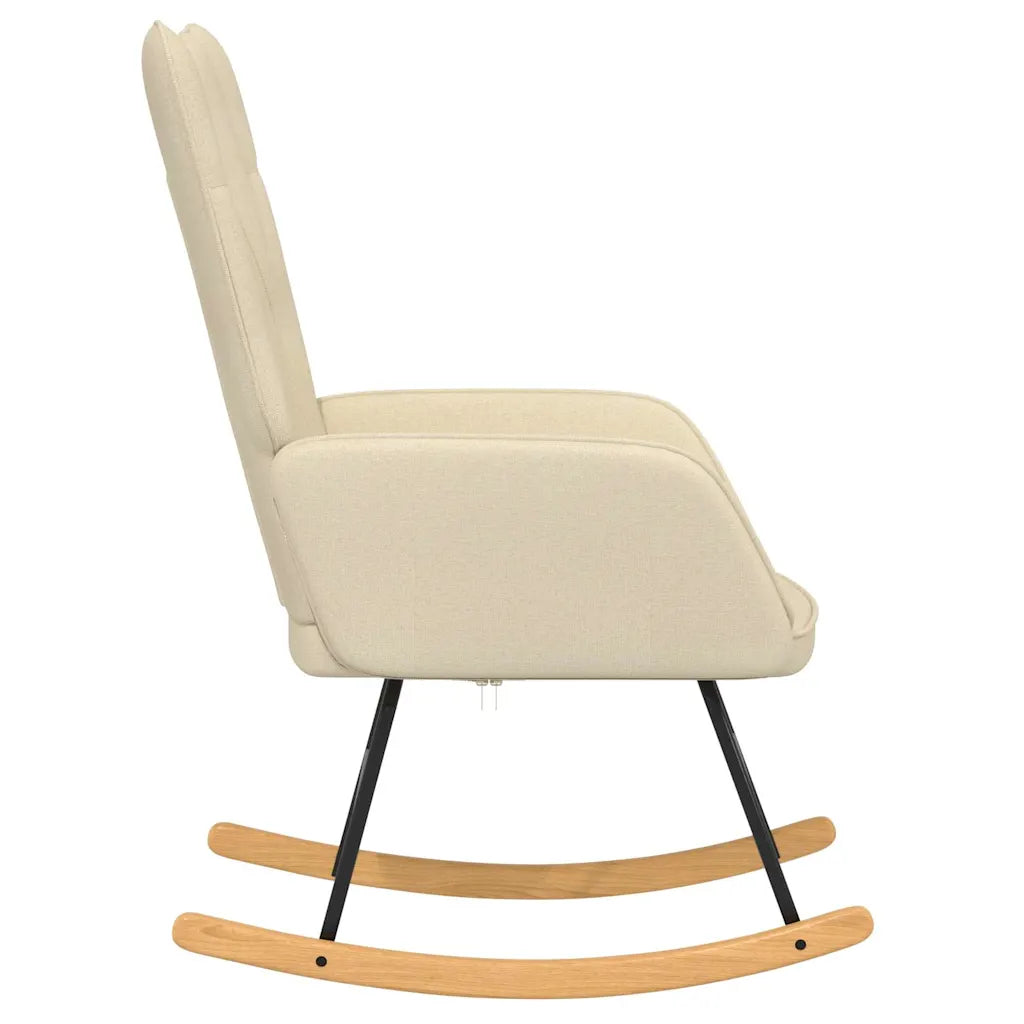 Un Fauteuil à Bascule au style Scandinave de couleur crème et avec un revêtement en tissu doux.