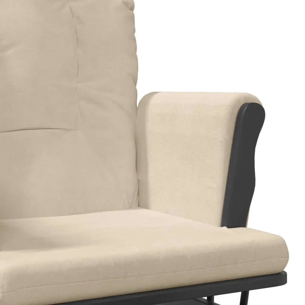 Un Fauteuil à Bascule Confortable Blanc Crème.