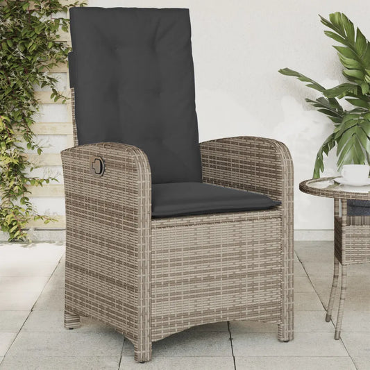 Fauteuil extérieur inclinable gris en rotin synthétique sur terrasse ensoleillée.