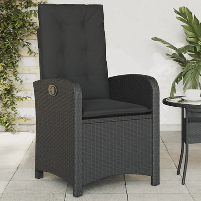 Fauteuil inclinable noir en rotin synthétique avec dossier ajusté.