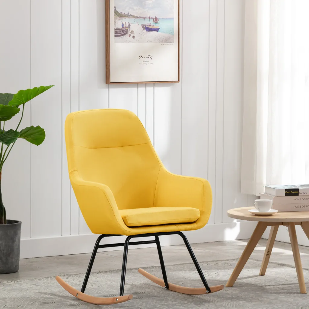 Fauteuil à Bascule Jaune Moutarde dans un petit salon